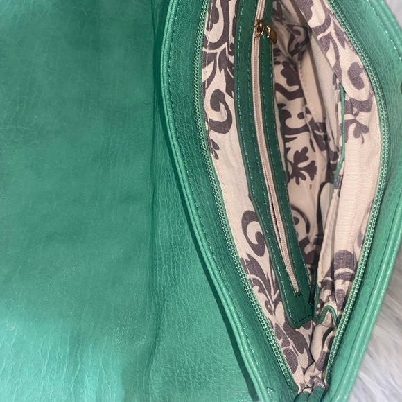 Green Vegan Leather Clutch 🔥🔥🔥 - Picture 3 of 3
